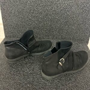 Woman’s size 6 shoes black